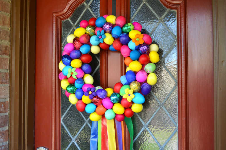 How-To: Easy DIY Glitter Cascarones Wreath